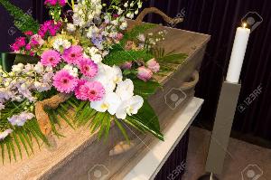 Ритуальные услуги в Москве 66784099-a-coffin-with-flower-arrangement-in-a-morgue.jpg
