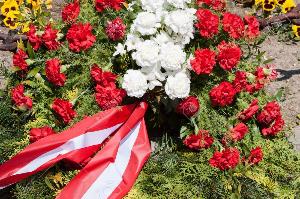 Ритуальные услуги в Москве 12687783-memorial-with-floral-wreath-at-the-cemetery.jpg